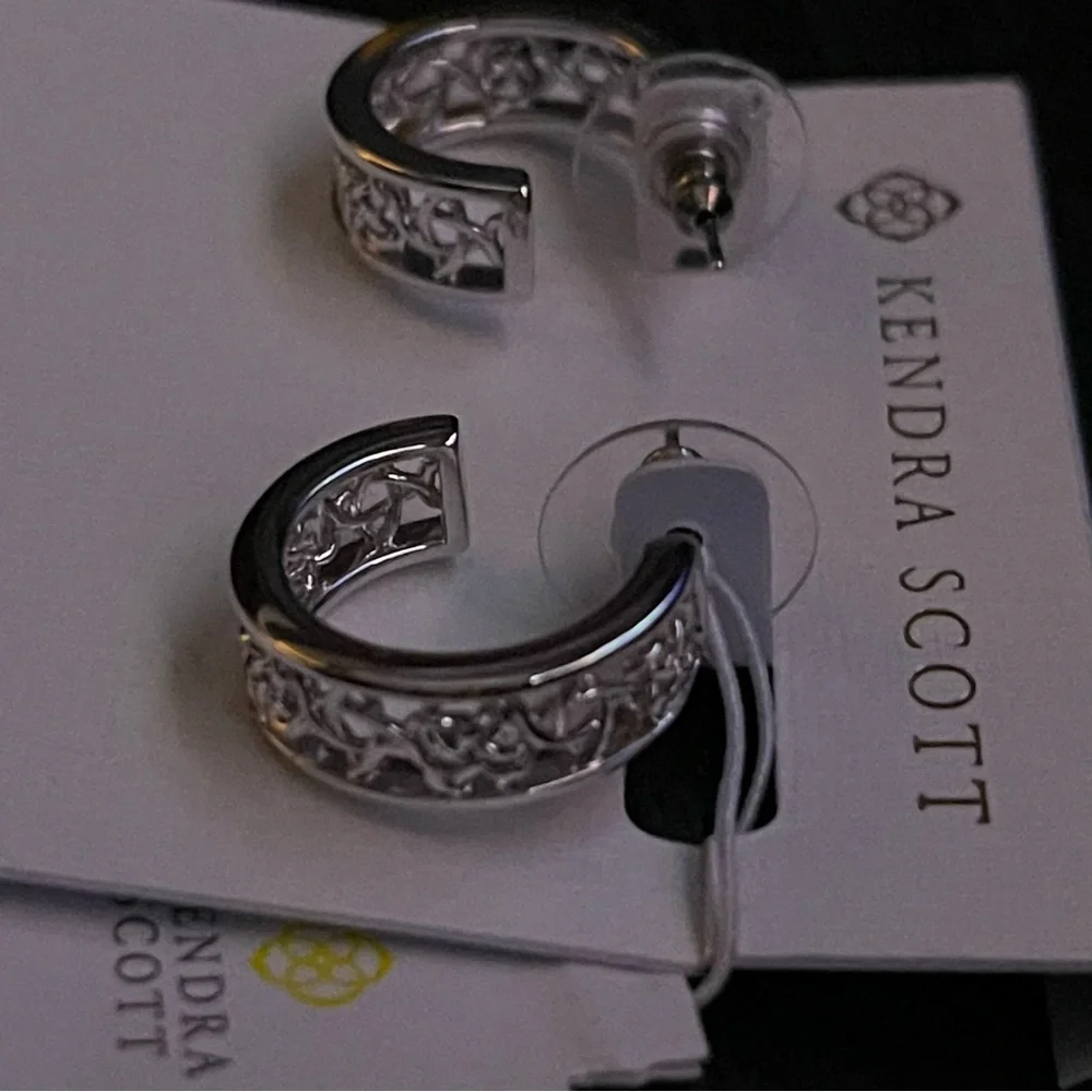 Kendra Scott Huggies Earrings NWT - Picture 5 of 5